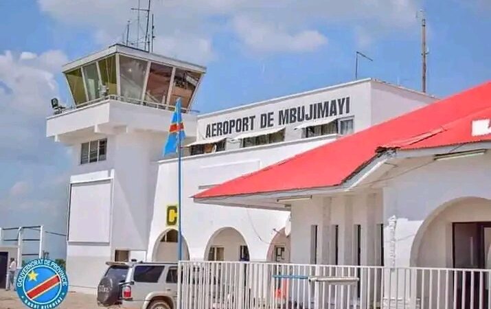 Kasaï oriental : la Gouverneure intérimaire Julie Kalenga remet le chèque aux personnes à indemniser à l’aéroport de Bipemba