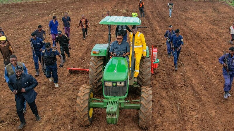 Kasaï oriental : à Bakua Kashila, José Mpanda invite la population à se lancer activement dans l’agriculture