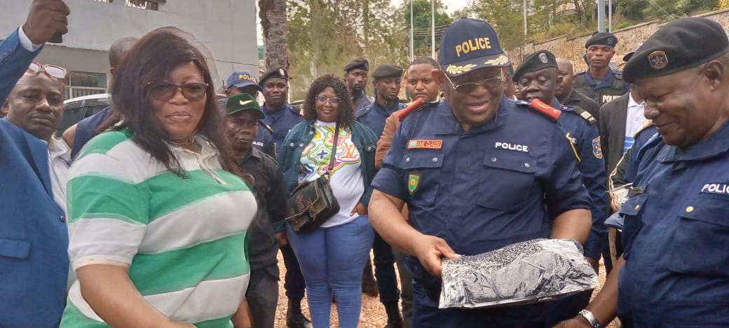 Tanganyika : la Gouverneure Julie Ngongo dote à la police  10.000 pièces de kits de tenues policières