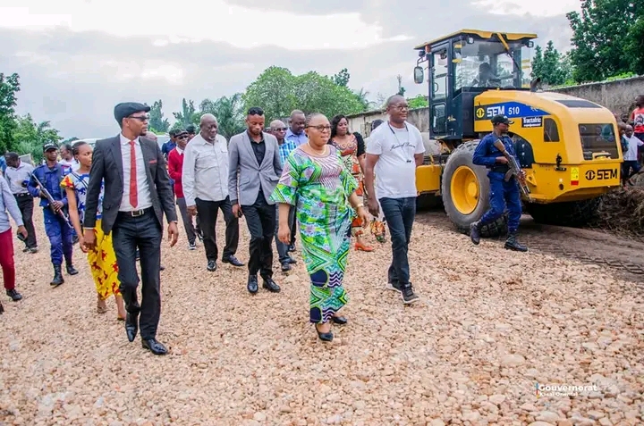 Kasaï oriental : la Gouverneure ad intérim Julie Kalenga inspecte les travaux de construction de l’avenue Musesa
