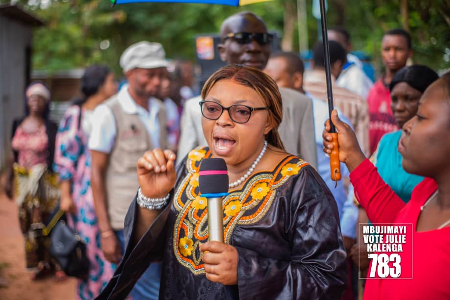 Kasai oriental : Julie Kalenga Kabongo apprête les stands pour les marchandes du petit marché de Bobila