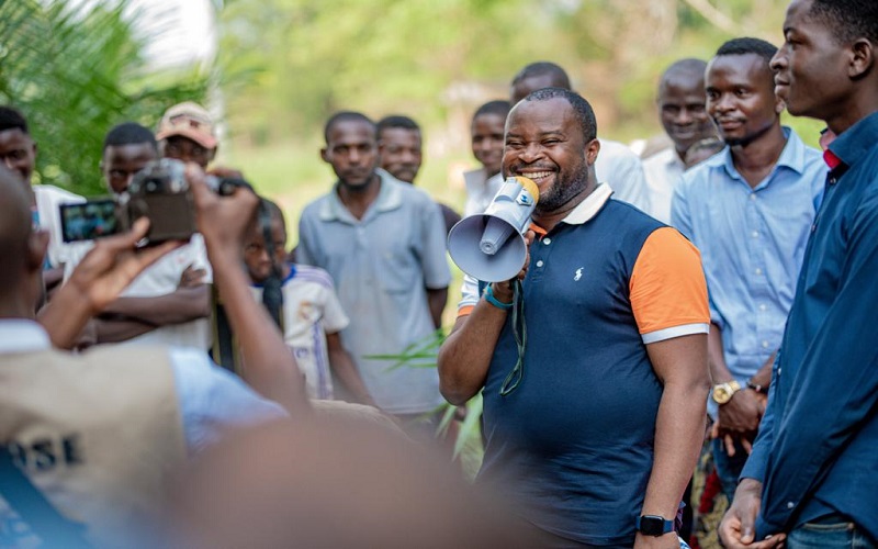 Kasaï oriental : à Katanda, le candidat député national N°58 Alphonse Tshitenge Mulumba appelle la population à voter utile