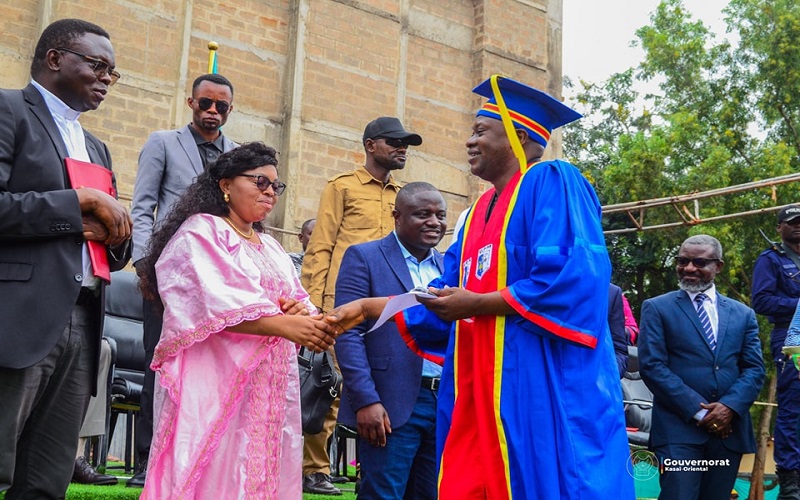 Kasaï oriental : Julie Kalenga remercie le président Félix Tshisekedi pour avoir fait une dotation des véhicules aux professeurs ordinaires