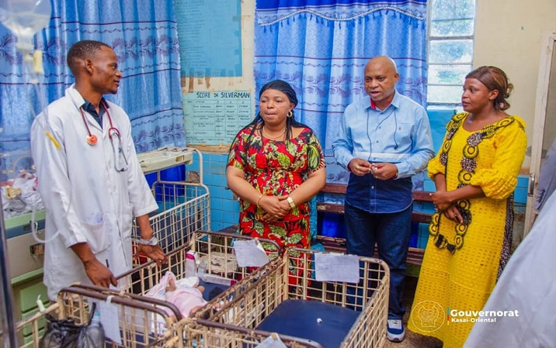 Kasai oriental : Julie Kalenga adopte le bébé jeté dans le WC par sa mère biologique à Bipemba