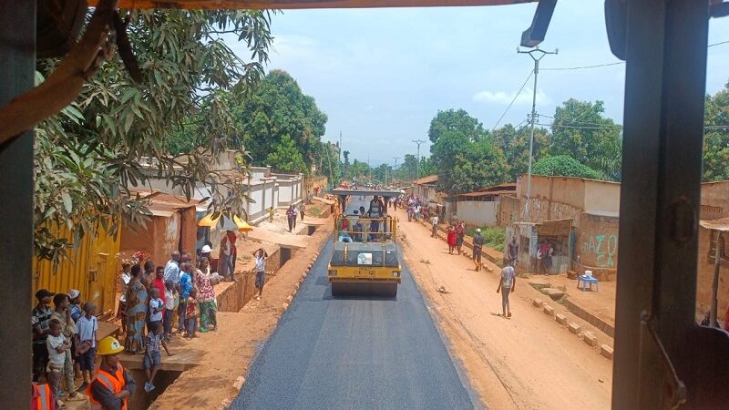 Kasaï oriental : à Mbujimayi, l’avenue Mgr Nkongolo recouverte d’un nouveau béton bitumineux