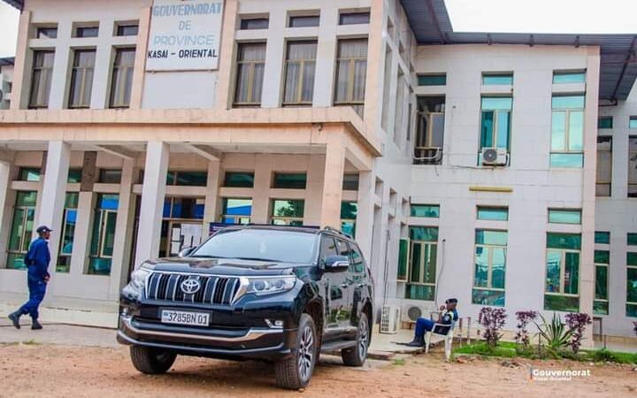 Kasaï oriental :l’ancien Gouverneur tente en vain d’emporter une Jeep officielle de la province