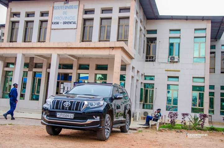 Kasaï oriental :l’ancien Gouverneur tente en vain d’emporter une Jeep officielle de la province