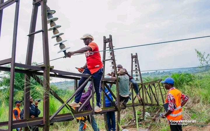 Kasaï oriental : Julie Kalenga condamne le vandalisme des poteaux qui supportent les câbles électriques par des inciviques