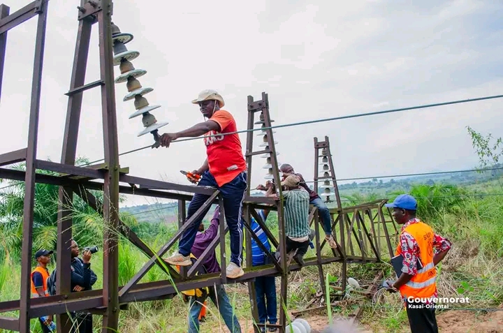 Kasaï oriental : Julie Kalenga condamne le vandalisme des poteaux qui supportent les câbles électriques par des inciviques