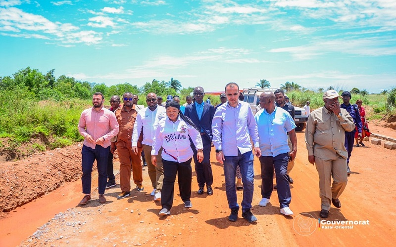 Kasai oriental : Julie Kalenga effectue une visite des chantiers de Safrimex aux côtés du DG de l’OVD