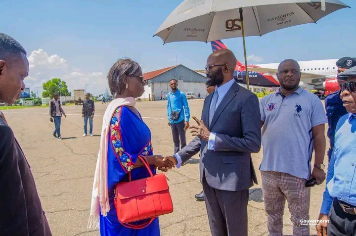 Kasaï oriental : le Gouverneur a.i Ananias Muzadi Kankonde paie les titres de voyage aux équipes féminines de football