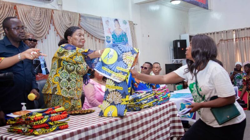 Kasaï oriental : la députée nationale  Adèle Kabena Muauka offre plus de 10.000 pagnes aux femmes de sa circonscription électorale