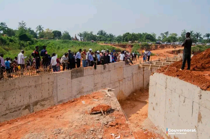 Kasaï oriental : le gouverneur a.i Ananias Muzadi Kankonde inspecte les travaux de lutte anti-érosive sur l&rsquo;avenue Monsieur Nkongolo