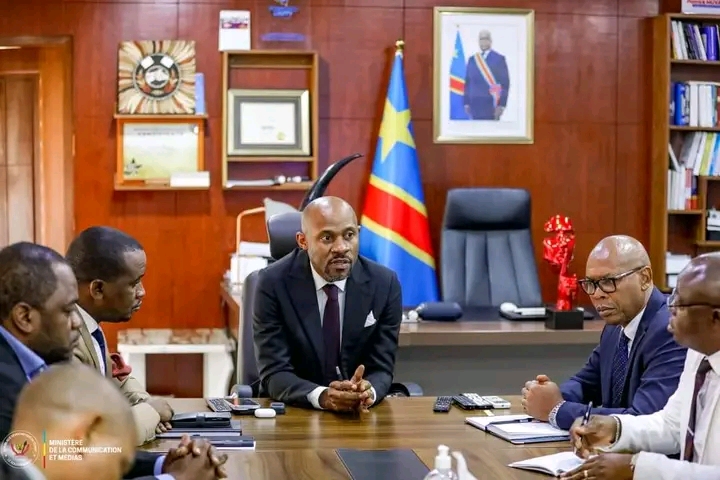 RDC : Patrick Muyaya sensibilise les directeurs généraux de la REGIDESO et de la SNEL ainsi que les Télédistributeurs nationaux à la mise en œuvre de la redevance audiovisuelle