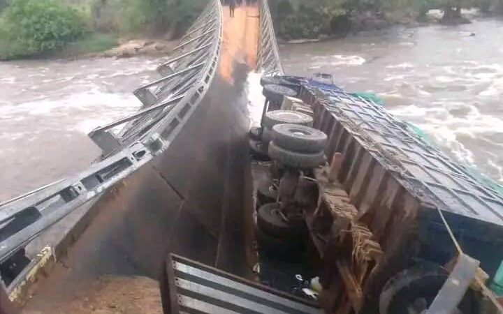 Kasaï oriental : passagers et marchandises  coulent avec le pont sur la rivière Lubi