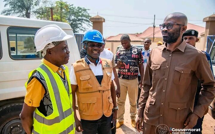 Kasai oriental : le Gouverneur intérimaire Ananias Muzadi Kankonde inspecte les travaux de construction des châteaux d’eau de la Regideso