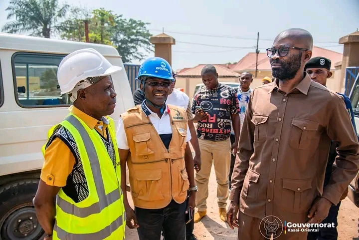 Kasai oriental : le Gouverneur intérimaire Ananias Muzadi Kankonde inspecte les travaux de construction des châteaux d’eau de la Regideso