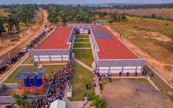 Kasaï oriental : : le gouverneur Jean-Paul Mbuebua Kapo inaugure le centre communautaire en territoire de Miabi