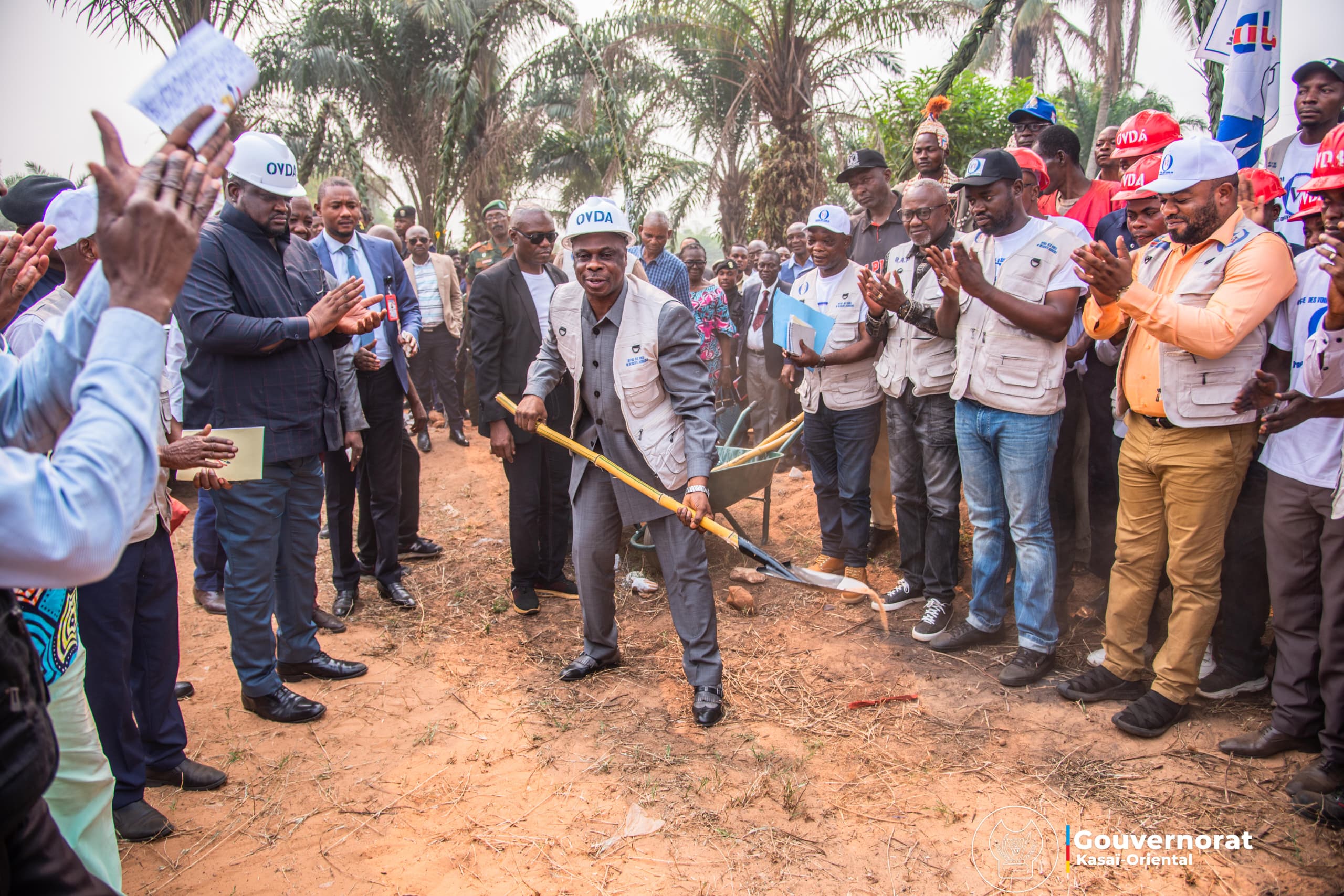 Kasaï oriental : Jean-Paul Mbuebua donne le Go des travaux d’entretien des routes de desserte agricole