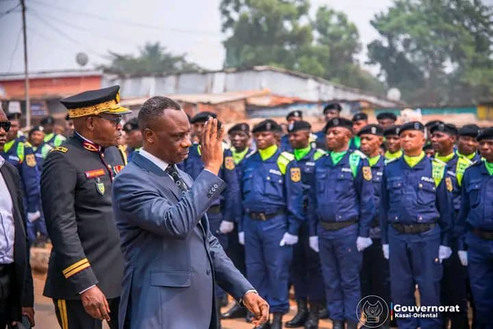 Kasaï oriental : le Gouverneur Jean-Paul Mbuebua appelle la population à une collaboration active avec la Police lors de la cérémonie de prise d’armes