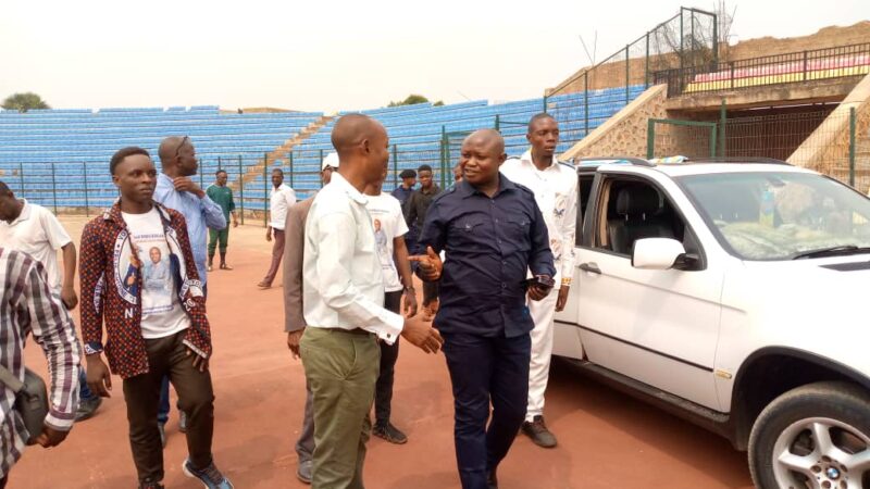 Kasaï oriental : en vacances parlementaires, le député provincial Cyril Tshilombo visite le Stade Kashala Bonzola