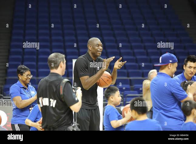 RDC :  Dikembe Mutombo admis à titre posthume dans l’Ordre National au grade de Grand Officier pour son parcours fulgurant dans la NBA