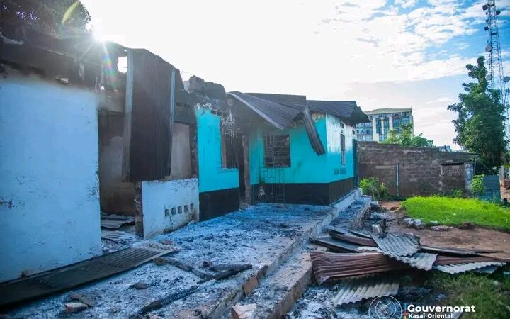 Kasaï oriental : le gouvernement provincial s&rsquo;engage à réhabiliter le bâtiment abritant 4 divisions, ravagé par l&rsquo;incendie