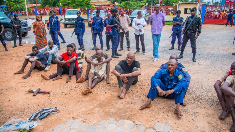 Kasaï oriental : Jean-Paul Mbwebwa Kapo annonce un procès public contre sept groupes de présumés criminels présentés par la police