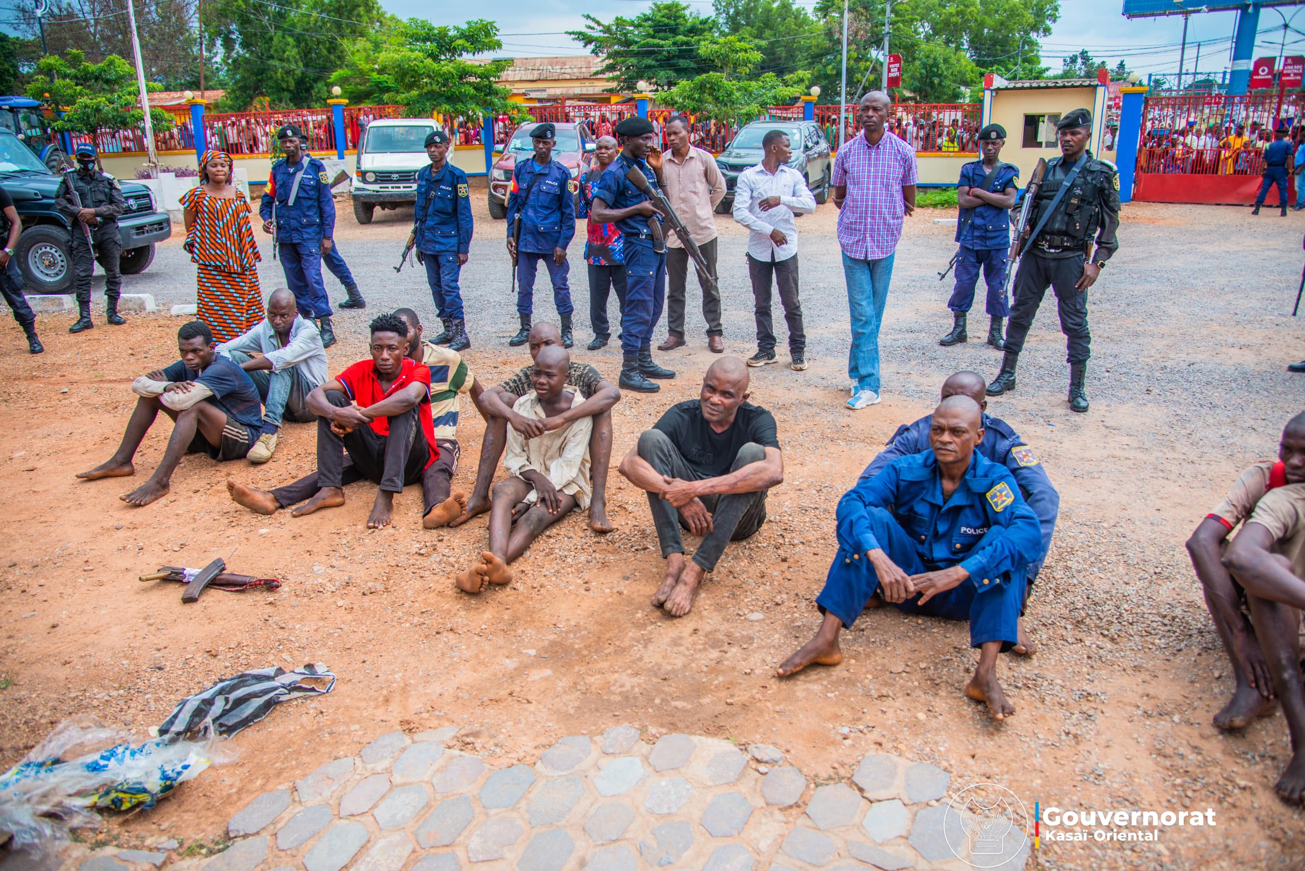 Kasaï oriental : Jean-Paul Mbwebwa Kapo annonce un procès public contre sept groupes de présumés criminels présentés par la police