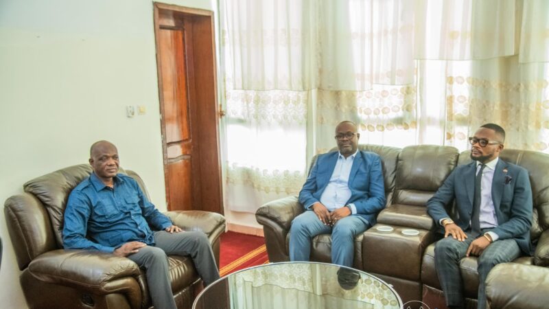 Kasaï oriental: Augustin Kayemba Mulemena échange avec le gérant de l&rsquo;entreprise SOZOKA Sarl spécialisée en génie civil