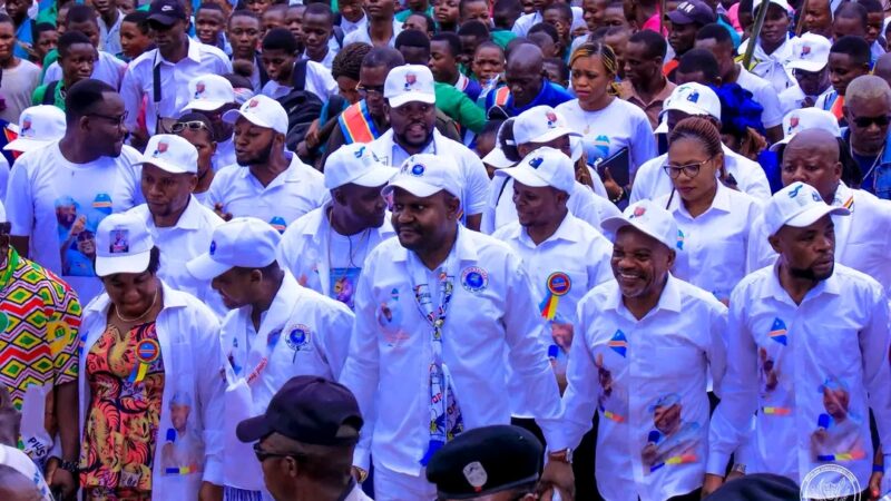Lomami : le Gouverneur Iron-Van Kalombo et sa population marchent pour soutenir le changement constitutionnel