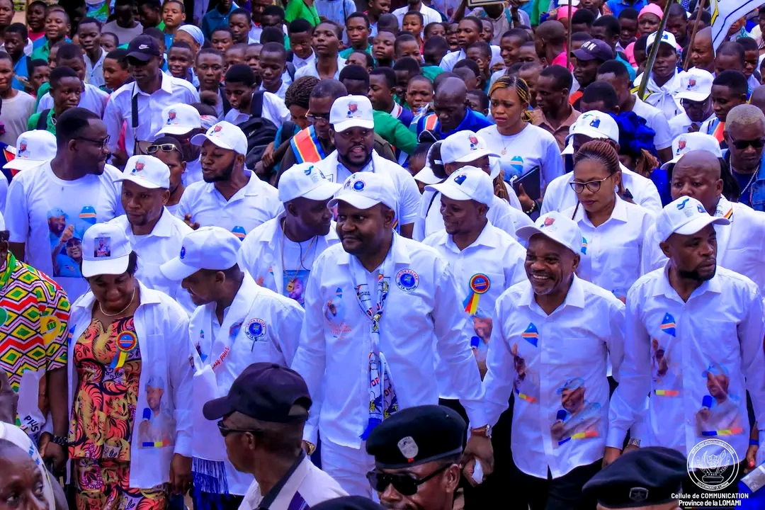 Lomami : le Gouverneur Iron-Van Kalombo et sa population marchent pour soutenir le changement constitutionnel