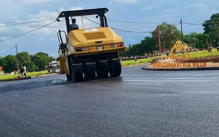 Kasaï oriental : à Mbujimayi, l&rsquo;avenue Cathédrale en plein asphaltage