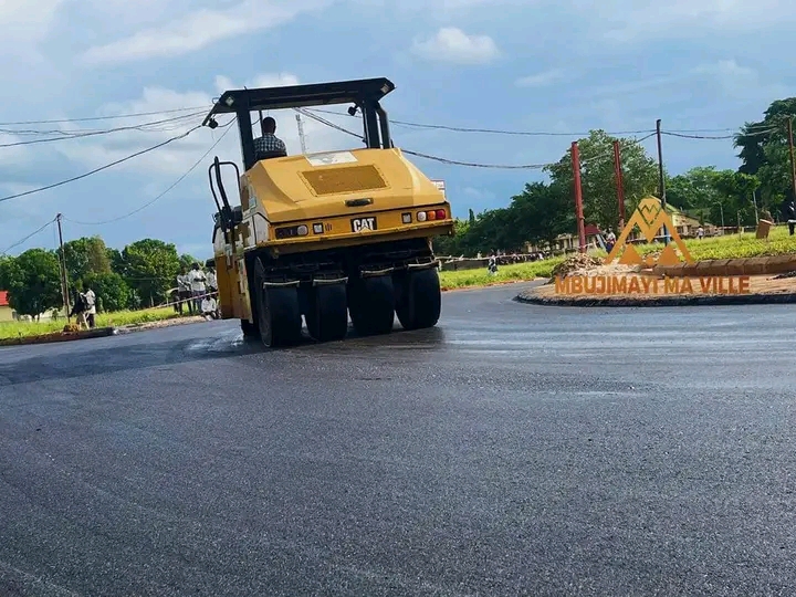 Kasaï oriental : à Mbujimayi, l&rsquo;avenue Cathédrale en plein asphaltage