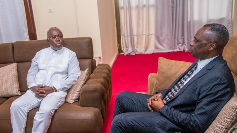 Kasaï oriental : accueil de Félix Tshisekedi à Mbujimayi, changement de Constitution, le sénateur José Kalala en parle avec Jean-Paul Mbwebwa
