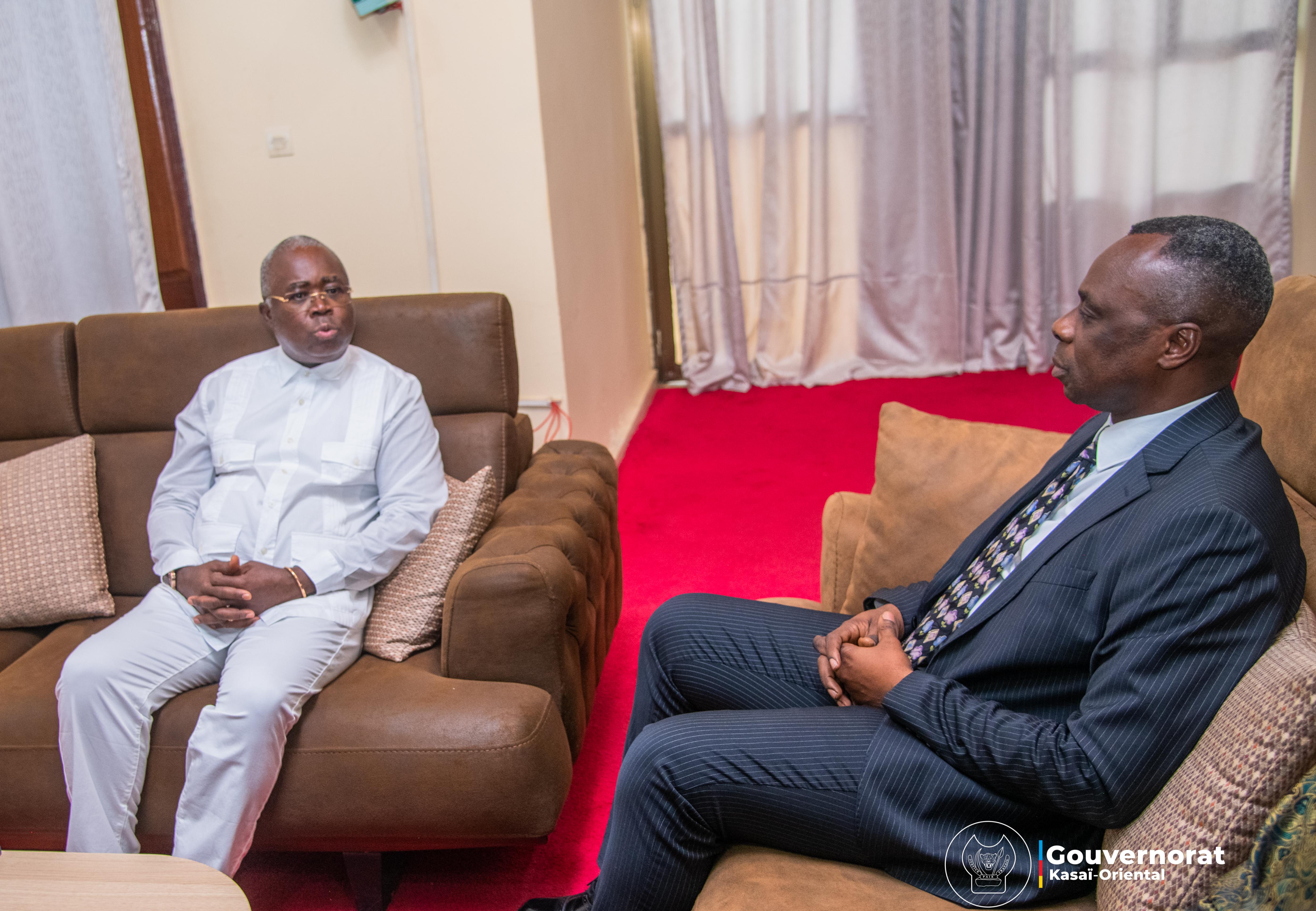 Kasaï oriental : accueil de Félix Tshisekedi à Mbujimayi, changement de Constitution, le sénateur José Kalala en parle avec Jean-Paul Mbwebwa