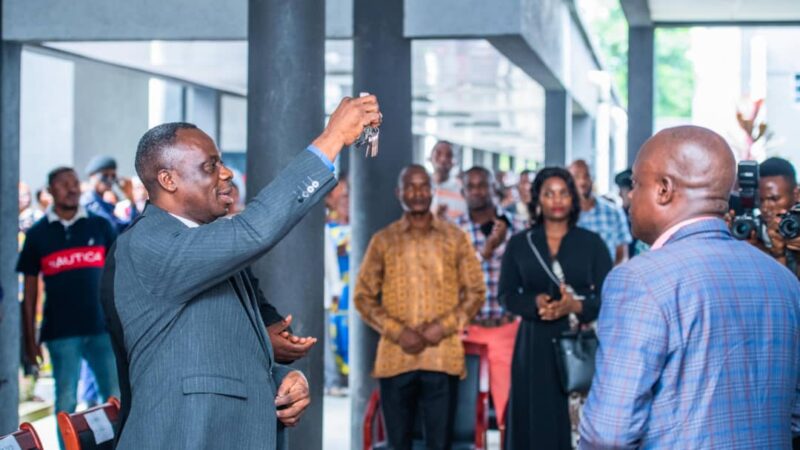 Kasaï oriental : le gouverneur Jean-Paul Mbwebwa réceptionne les clés de l’Hôpital Général de Référence de la Muya à Mbujimayi