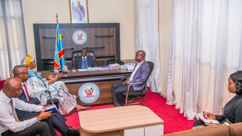 Kasaï oriental:  Professeure Claudine Tshimanga échange avec le gouverneur sur l&rsquo;apport du Fonds de Promotion de la Santé en province
