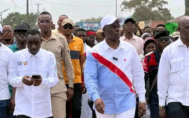 Kasaï oriental : la société civile et la population marchent en soutien aux FARDC et aux résistants WAZALENDO