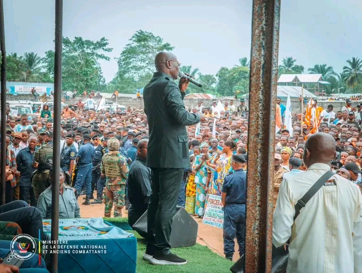 Sankuru : La jeunesse répond massivement à l’appel du Vice-Ministre de la Défense pour renforcer les FARDC