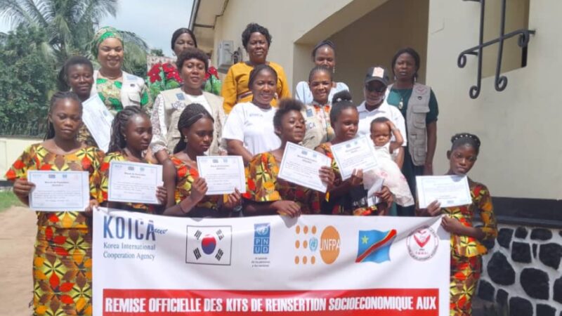 Kasaï Central : Huit jeunes filles formées en coupe et couture reçoivent des kits de réinsertion grâce à FMMDI