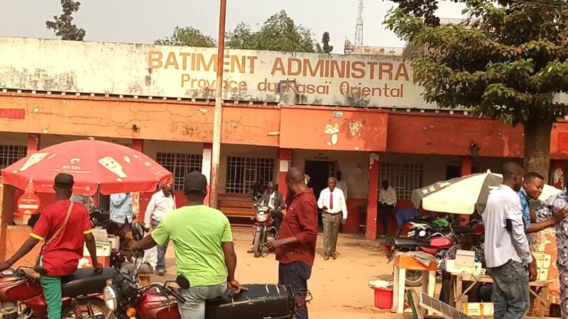 Administration publique au Kasaï oriental : Jean-Paul Mbwebwa dénonce la vente des matricules et la gestion familiale des bureaux