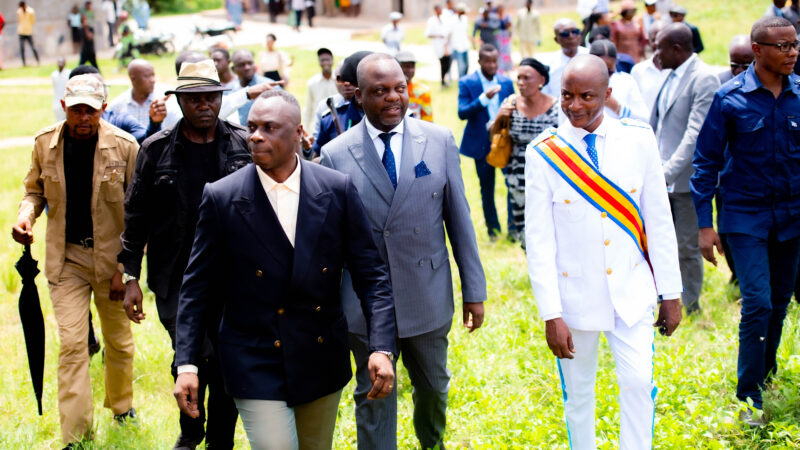 Kasaï oriental : Dans les rues de la commune de la Muya, Jean-Paul Mbwebwa écoute, promet et rassure la population