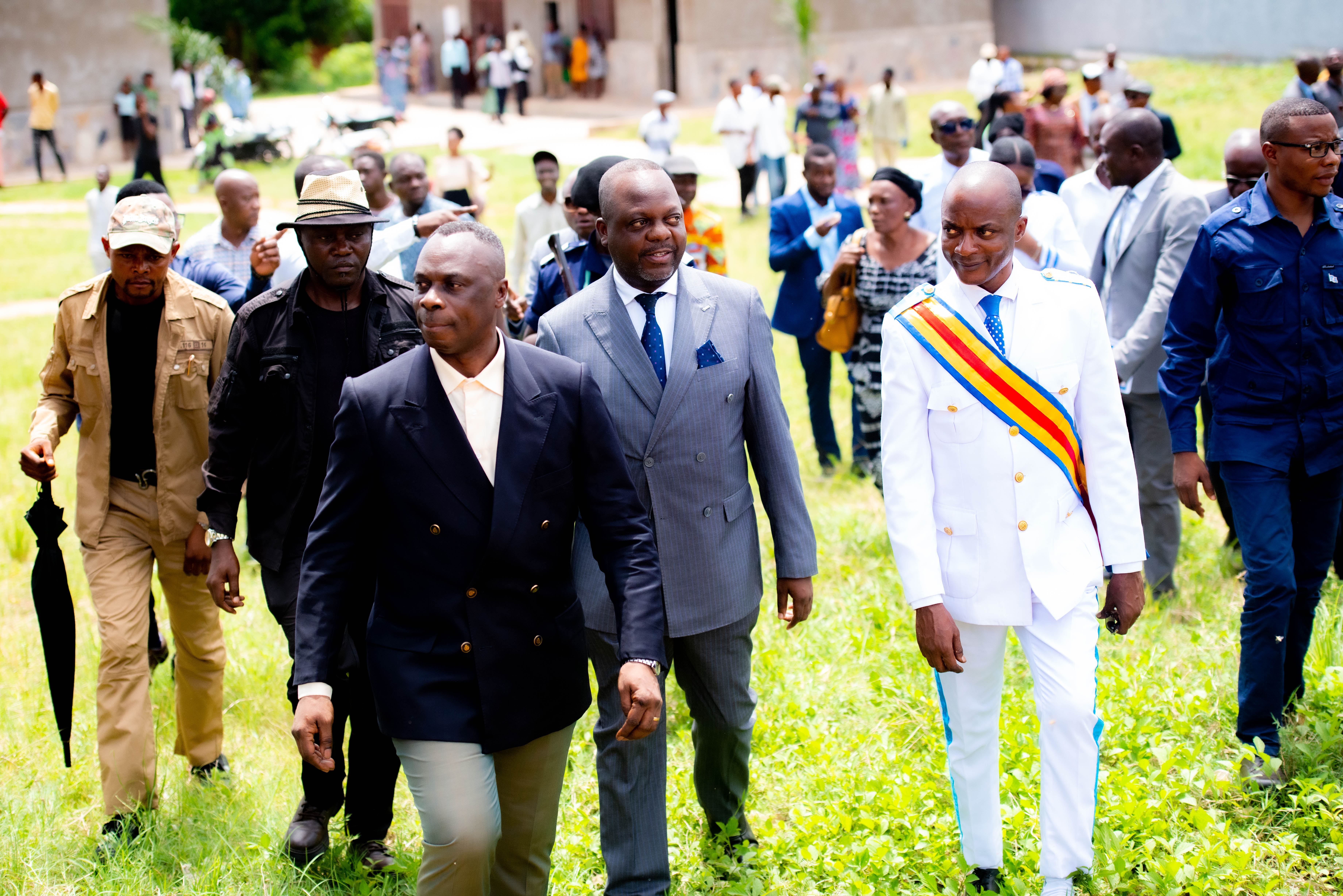 Kasaï oriental : Dans les rues de la commune de la Muya, Jean-Paul Mbwebwa écoute, promet et rassure la population