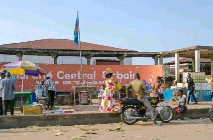 Kasaï Central : Face au manque de poubelles au marché central de Kananga, les marchands interpellent l’autorité urbaine