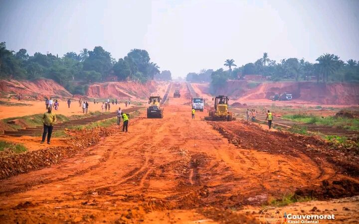 Kasaï oriental : jadis ravin, Mbala wa Tshitolu transformé en avenue, les autorités félicitent SAFRIMEX