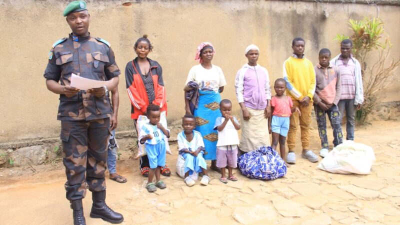 Nord-Kivu : l’armée remet 12 ex-otages des ADF à la communauté de Beni