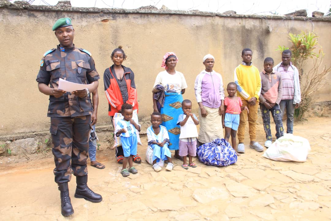Nord-Kivu : l’armée remet 12 ex-otages des ADF à la communauté de Beni