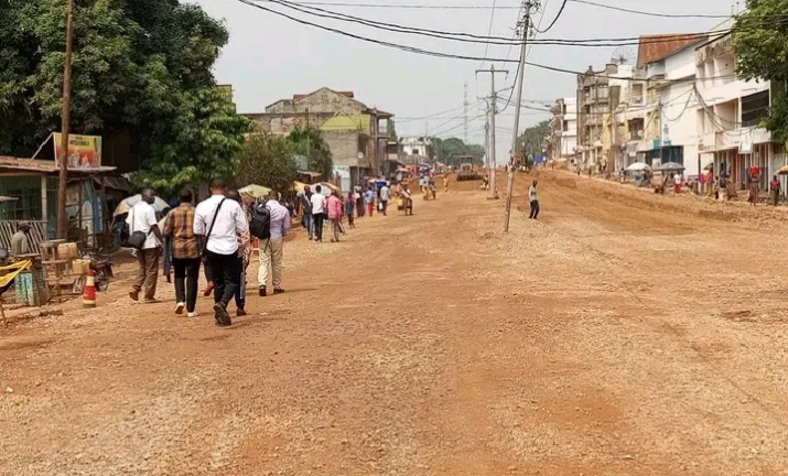 Kasaï oriental : la SNEL lance les travaux d’excavation de puits pour la délocalisation des poteaux électriques sur l’avenue Inga