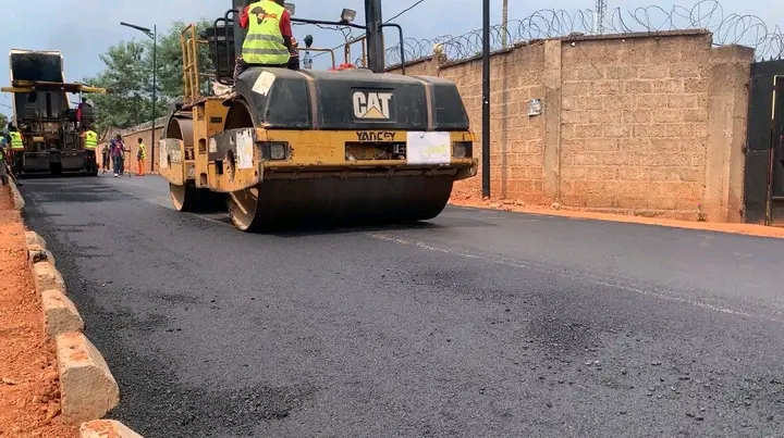 Kasaï oriental : le programme Tshilejelu s’étend, SAFRIMEX asphalte l’avenue Dominique Kanku
